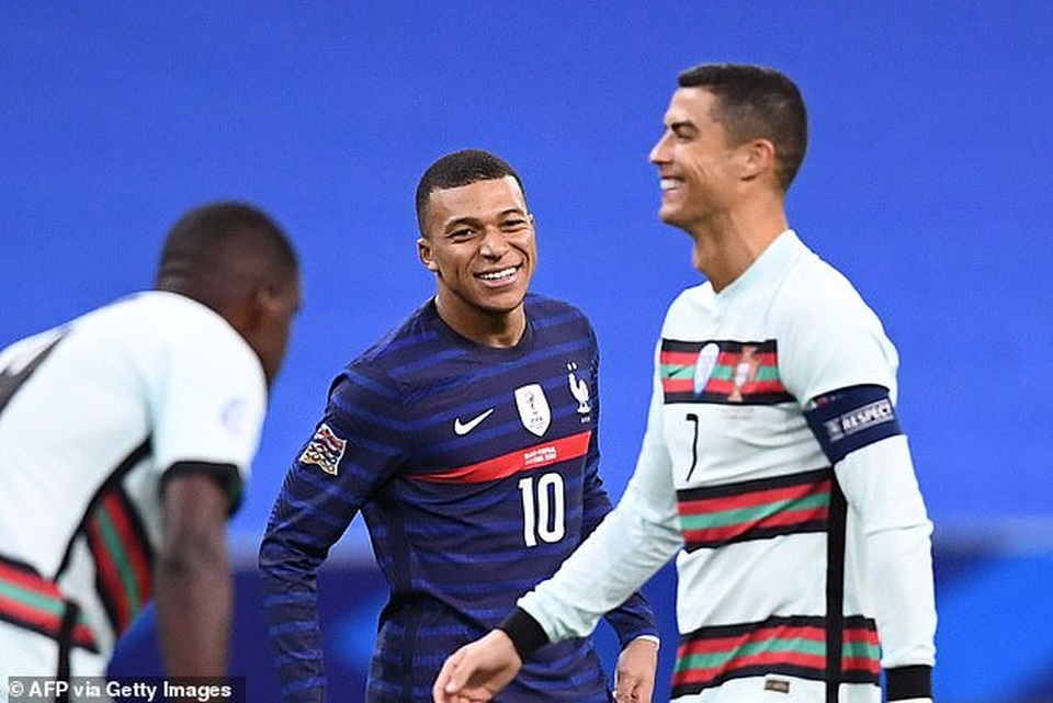 C.Ronaldo im tiếng, Bồ Đào Nha vẫn không thua Pháp - 1 C.Ronaldo im tiếng, Bồ Đào Nha vẫn không thua Pháp - 1