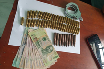 Phát hiện 59 viên đạn và còng số 8 trong cốp xe đối tượng nghi lừa đảo