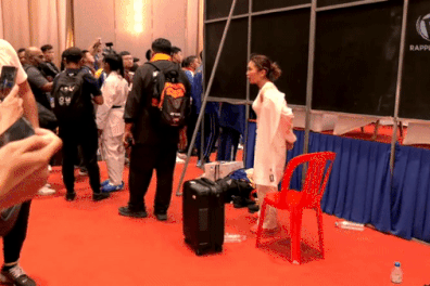 Kêu oan vì bị trọng tài xử ép, nữ võ sĩ Philippines phản ứng cực gắt