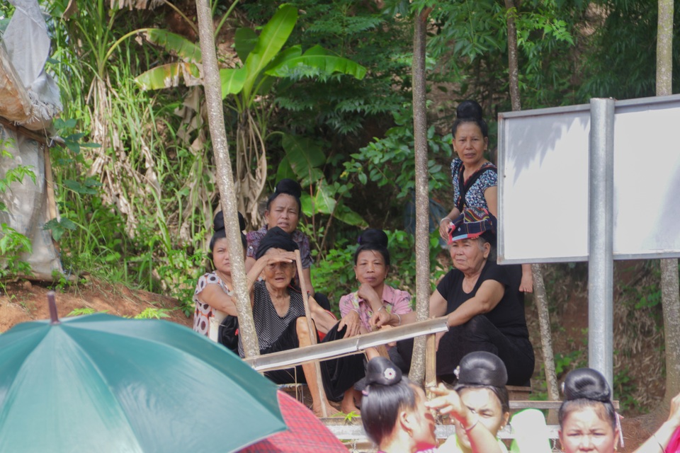 Dân bản hiến đất cùng bạn đọc Dân trí xây trường tặng học sinh vùng cao - 2 Dân bản hiến đất cùng bạn đọc Dân trí xây trường tặng học sinh vùng cao - 2