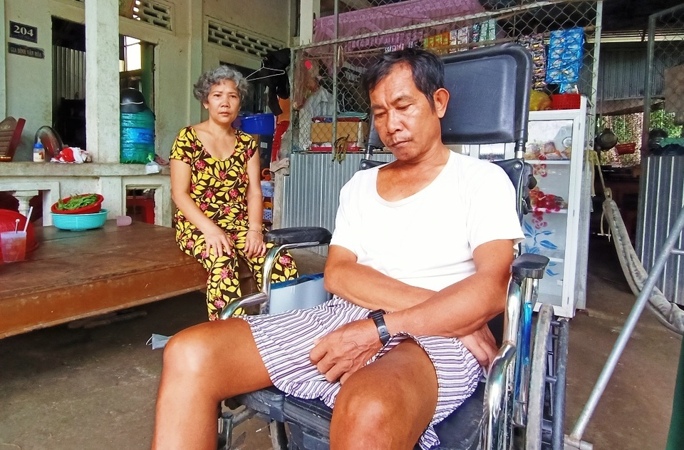 Xót xa cảnh vợ tâm thần lơ ngơ chăm chồng bị tai biến nằm liệt - 2 Xót xa cảnh vợ tâm thần lơ ngơ chăm chồng bị tai biến nằm liệt - 2