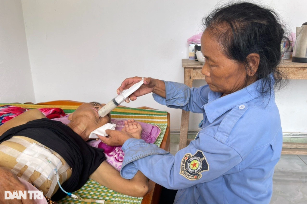 Cụ bà đơn thân, sống lay lắt từng ngày vì căn bệnh hiểm nghèo - 1 Cụ bà đơn thân, sống lay lắt từng ngày vì căn bệnh hiểm nghèo - 1