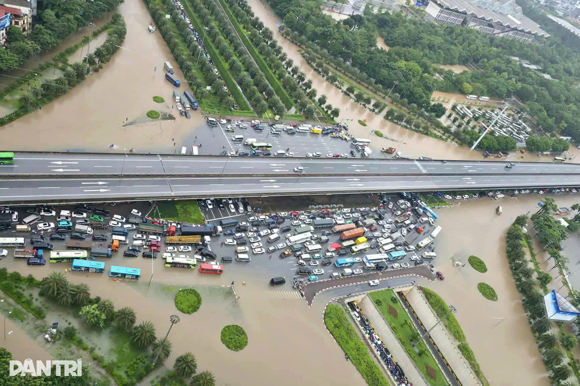 Hà Nội mưa lớn từ sáng sớm, phố phường ngập sâu, xe cộ chết máy hàng loạt - 7 Hà Nội mưa lớn từ sáng sớm, phố phường ngập sâu, xe cộ chết máy hàng loạt - 7