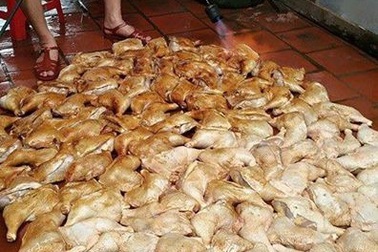Rợn người: Đèn khò nướng trăm đùi gà trên nền nhà bẩn