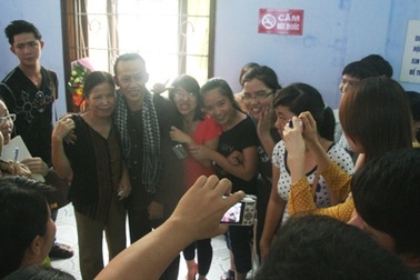 Khán giả hâm mộ Huế vây kín danh hài Hoài Linh, Chí Tài 