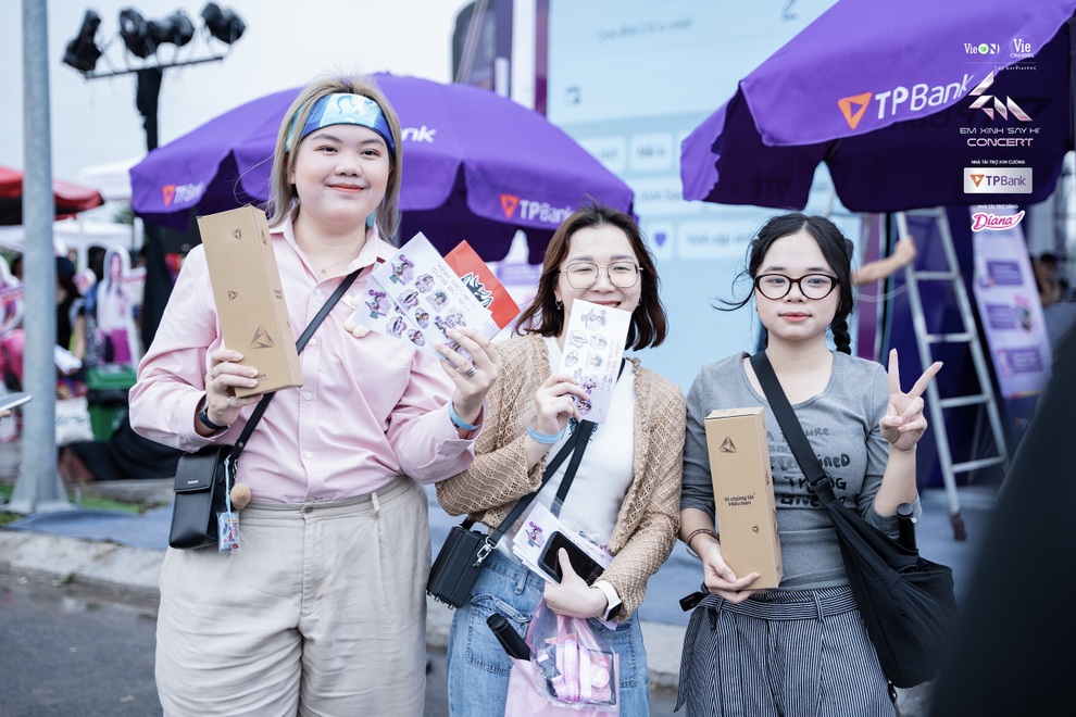 TPBank ដឹកនាំឧស្សាហកម្មធនាគារក្នុងការពិភាក្សាជាវិជ្ជមានបន្ទាប់ពី “Em xinh say hi” - ២ TPBank dẫn đầu ngành ngân hàng về thảo luận tích cực sau “Em xinh say hi” - 2