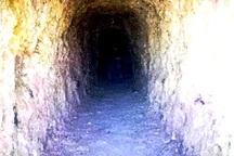 Bí thư huyện ủy đào hầm xuyên núi để lấy vàng hay ủ rượu?