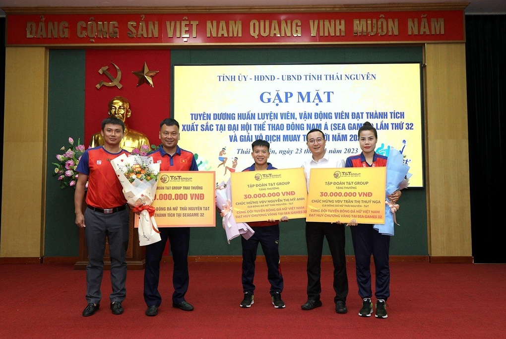 Mỹ Anh và Thúy Nga nhận thưởng lớn sau tấm HCV bóng đá nữ SEA Games 32 - 2 Mỹ Anh và Thúy Nga nhận thưởng lớn sau tấm HCV bóng đá nữ SEA Games 32 - 2
