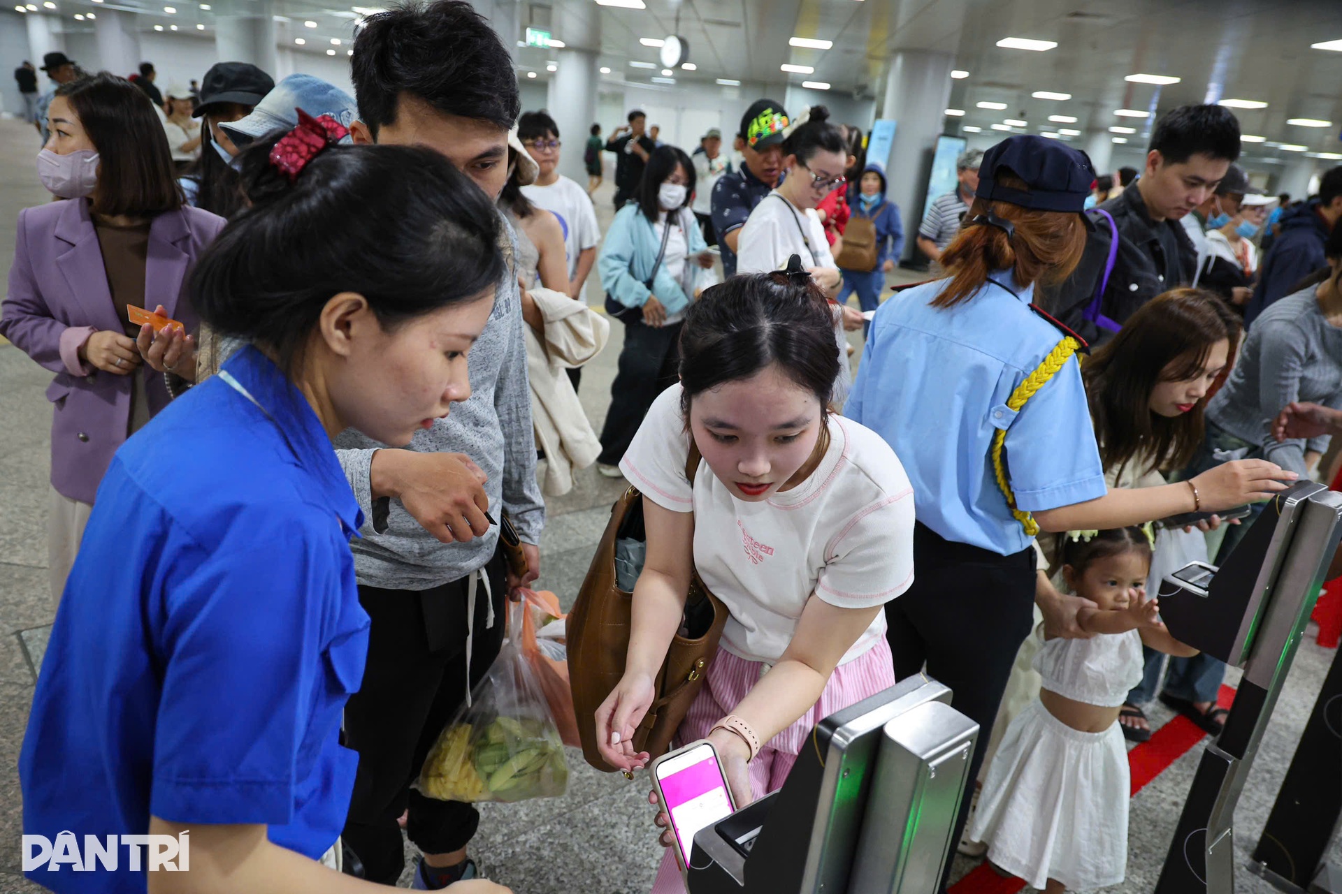 Người dân TPHCM xếp hàng dài đi Metro số 1 trong ngày khánh thành - 8 Người dân TPHCM xếp hàng dài đi Metro số 1 trong ngày khánh thành - 8
