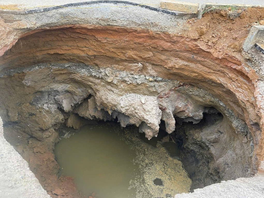 Hố tử thần ở Bắc Kạn: Đá đổ xuống bị nuốt chửng, người dân sống thấp thỏm - 2 Hố tử thần ở Bắc Kạn: Đá đổ xuống bị nuốt chửng, người dân sống thấp thỏm - 2