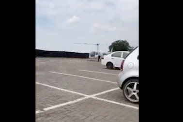 Nhờ phụ huynh lái trực thăng mang cặp sách cho mình ngay tại trường