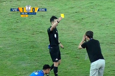 Báo Hàn Quốc phản ứng mạnh với hành động gây tranh cãi của HLV Kim Sang Sik