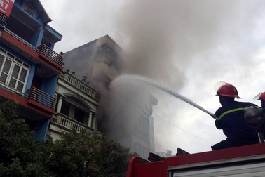 Hà Nội: Cháy nhà 5 tầng, 2 mẹ con thương vong
