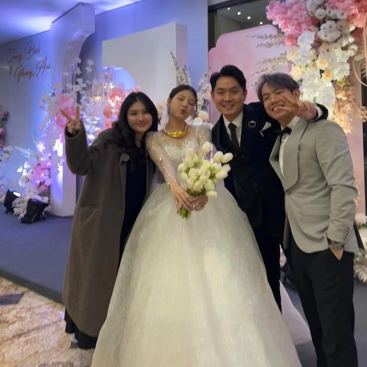 Moment, w którym ojczym płakał, przyprowadzając pasierba do domu męża, stał się viralem - 3 Khoảnh khắc bố dượng khóc nức nở đưa con riêng về nhà chồng gây sốt  - 3