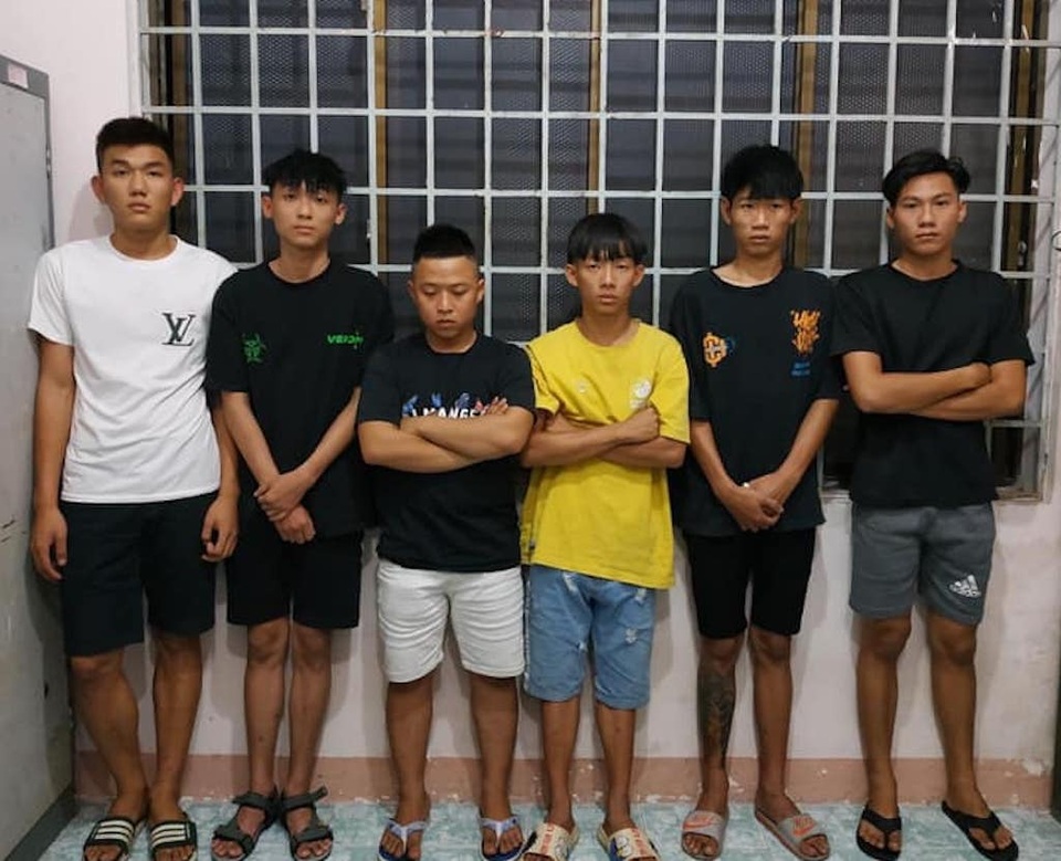 Bắt nhóm thanh thiếu niên ngông nghênh vác mã tấu tụ tập trên đường - 1 Bắt nhóm thanh thiếu niên ngông nghênh vác mã tấu tụ tập trên đường - 1