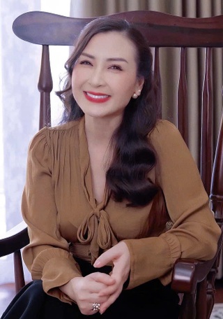 Sắc vóc xinh đẹp, trẻ hơn tuổi của "vợ trưởng thôn" Khánh Huyền - 12
