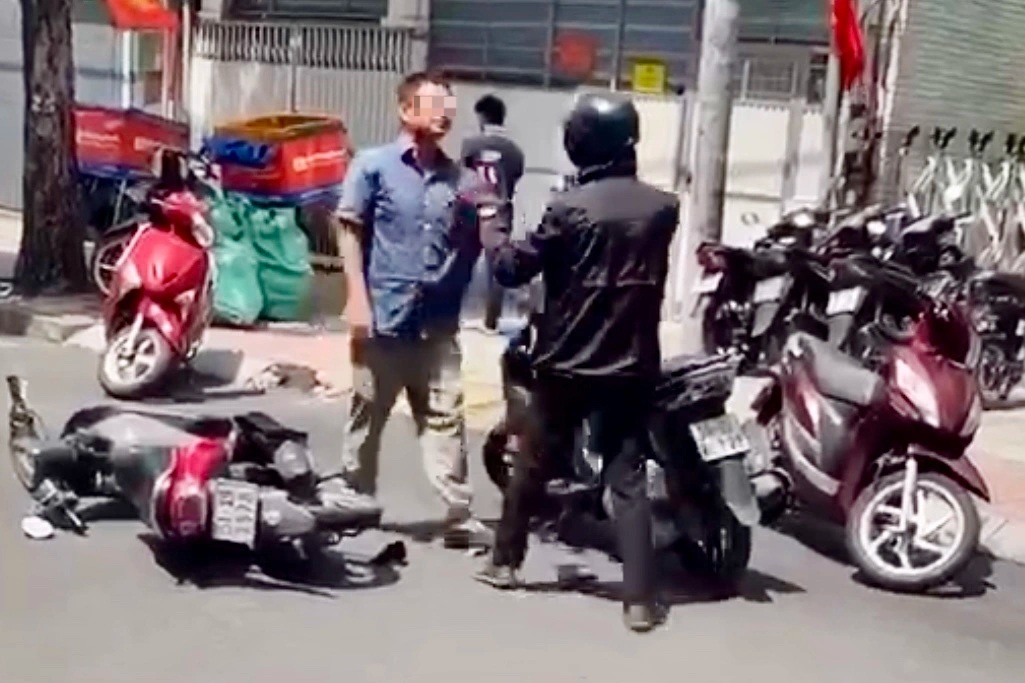 Nam thanh niên bị người đàn ông đuổi đánh ở TPHCM - 1