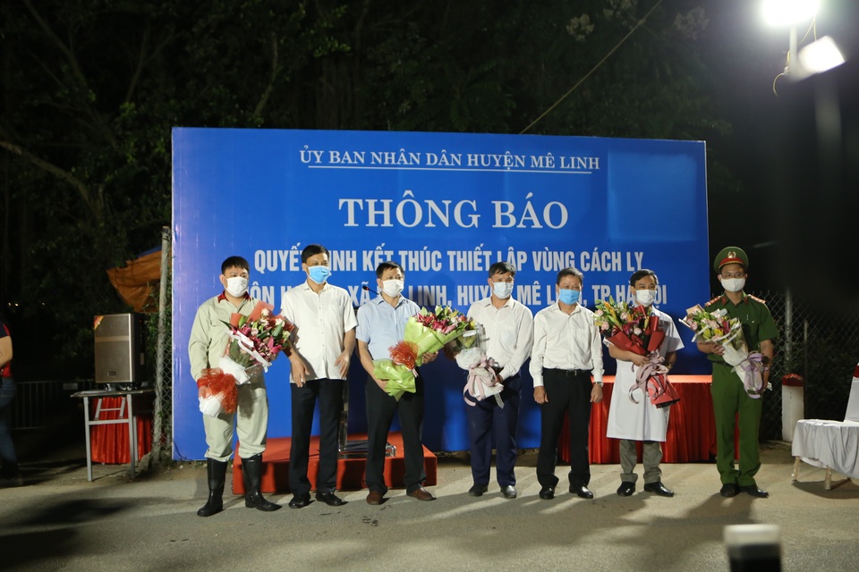 Khoảnh khắc gỡ bỏ hàng rào tại khu cách ly Hạ Lôi - 1 Khoảnh khắc gỡ bỏ hàng rào tại khu cách ly Hạ Lôi - 1