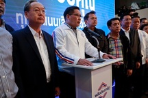 Đảng thân quân đội dẫn trước bất ngờ, Thái Lan hoãn công bố kết quả bầu cử