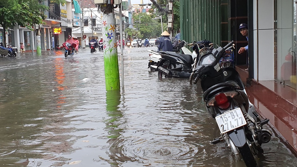 Nhiều tuyến phố Hải Phòng ngập trong biển nước - 2 Nhiều tuyến phố Hải Phòng ngập trong biển nước - 2