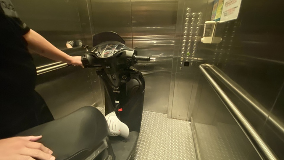 Bi hài chuyện phải mang xe máy lên căn hộ cao cấp vì sợ mất trộm - 3 Bi hài chuyện phải mang xe máy lên căn hộ cao cấp vì sợ mất trộm - 3