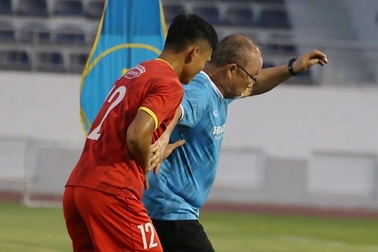 HLV Park Hang Seo bất ngờ sắm vai "quân xanh" cho các học trò