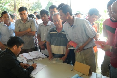 Người dân đổ xô đi làm thủ tục miễn phí qua trạm BOT