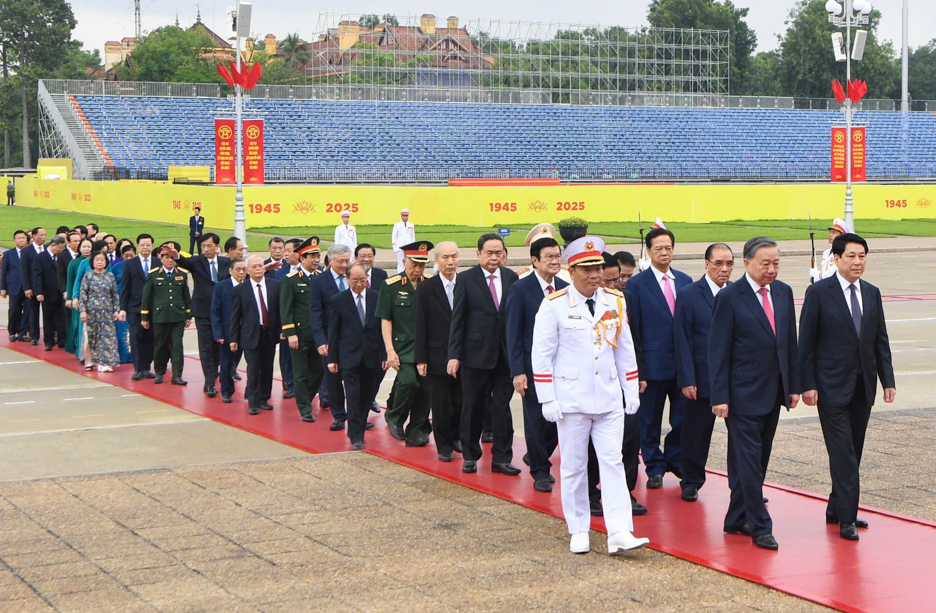 Lãnh đạo Đảng, Nhà nước vào Lăng viếng Bác, dâng hương các Anh hùng liệt sĩ - 2 Lãnh đạo Đảng, Nhà nước vào Lăng viếng Bác, dâng hương các Anh hùng liệt sĩ - 2