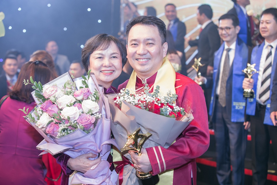 CEO PNJ Lê Trí Thông được vinh danh Top 10 Xuất sắc nhất giải thưởng Sao Đỏ năm 2019 - 1 CEO PNJ Lê Trí Thông được vinh danh Top 10 Xuất sắc nhất giải thưởng Sao Đỏ năm 2019 - 1