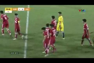 Cầu thủ trẻ Việt Nam gây sốt với siêu phẩm từ giữa sân