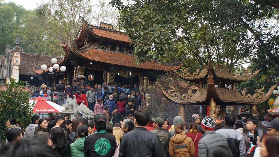 Biển người đổ về xin lộc Bà Chúa Kho ngày mùng 5 Tết - 13 Biển người đổ về xin lộc Bà Chúa Kho ngày mùng 5 Tết - 13