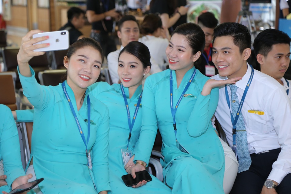 Clip dàn phù dâu toàn người đẹp nghề tiếp viên hàng không gây sốt mạng - 9