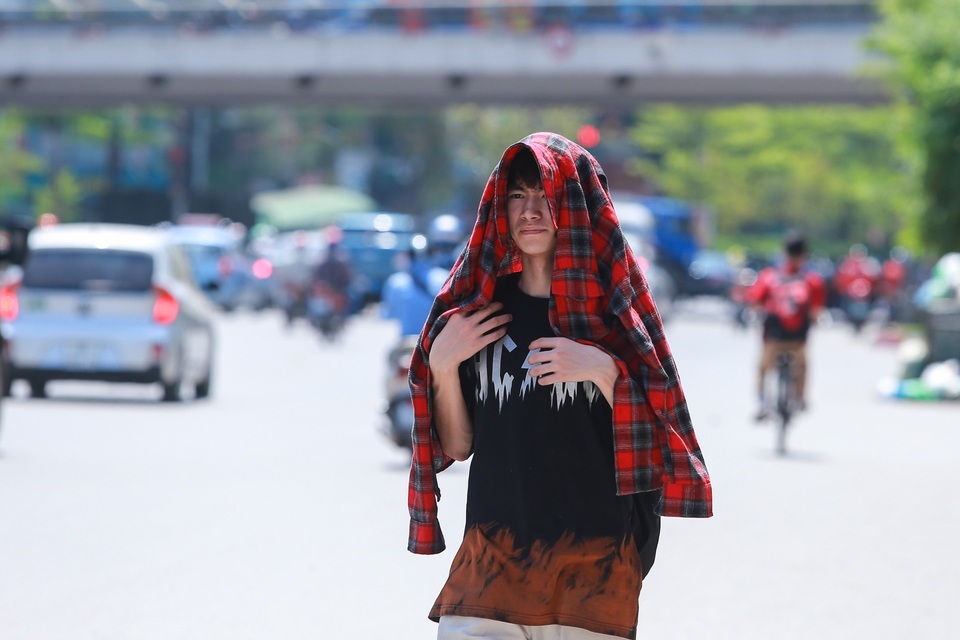 Người dân Hà Nội chật vật dưới nắng nóng như đổ lửa giữa trưa hè - 14 Người dân Hà Nội chật vật dưới nắng nóng như đổ lửa giữa trưa hè - 14