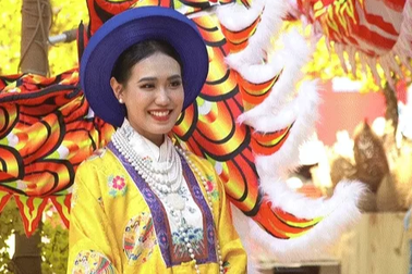 Người dân TPHCM hào hứng tới phố ông đồ du xuân sớm