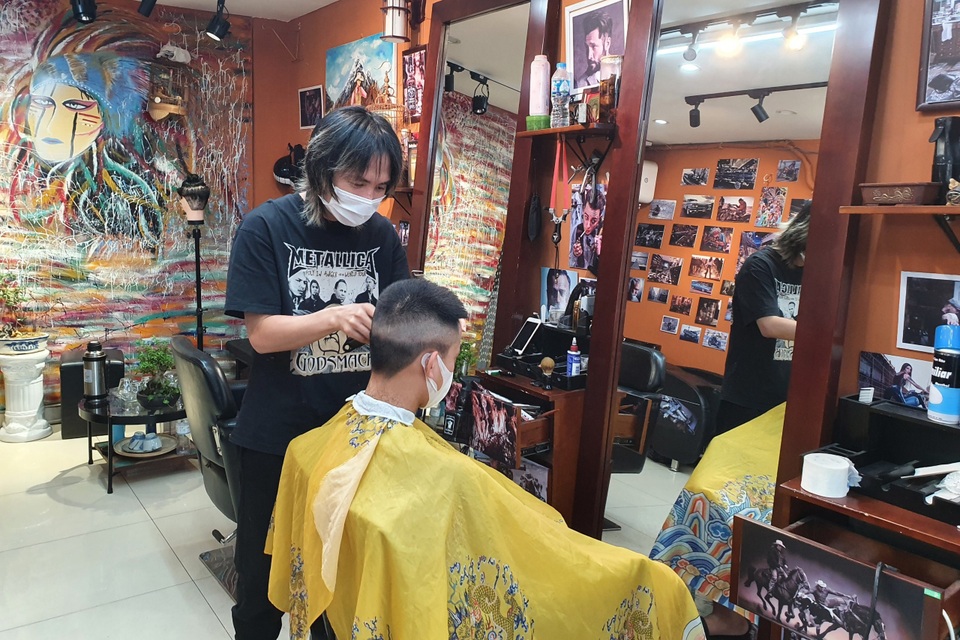 Hà Nội: Thợ làm tóc tất bật múa kéo trước giờ cấm hoạt động - 3