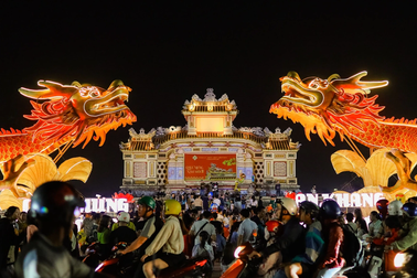 Du khách và người dân nô nức check-in với linh vật rồng xứ Huế