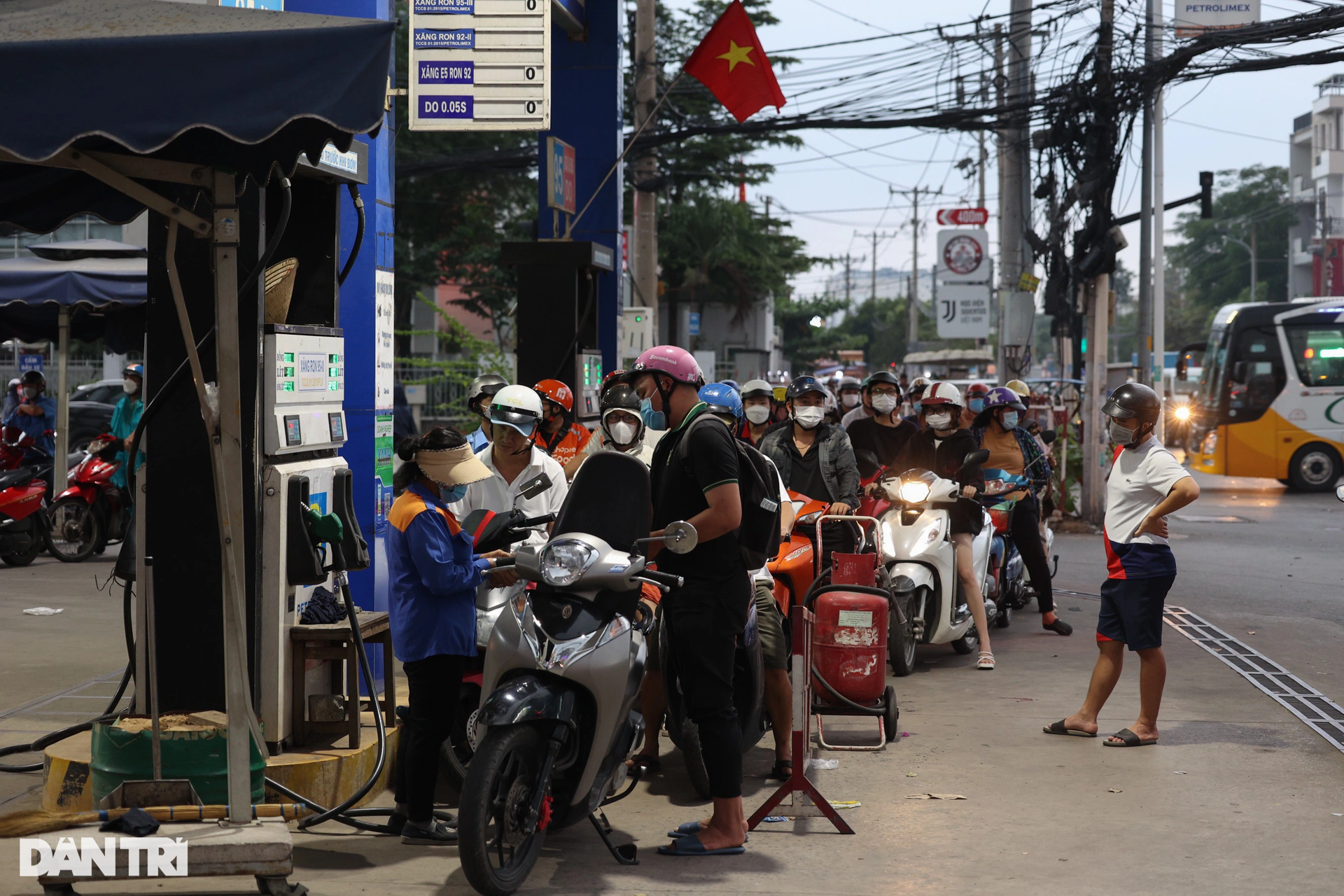 Sau tăng giá, nhiều cây xăng ở TPHCM vẫn đóng cửa do hết hàng - 8 Sau tăng giá, nhiều cây xăng ở TPHCM vẫn đóng cửa do hết hàng - 8