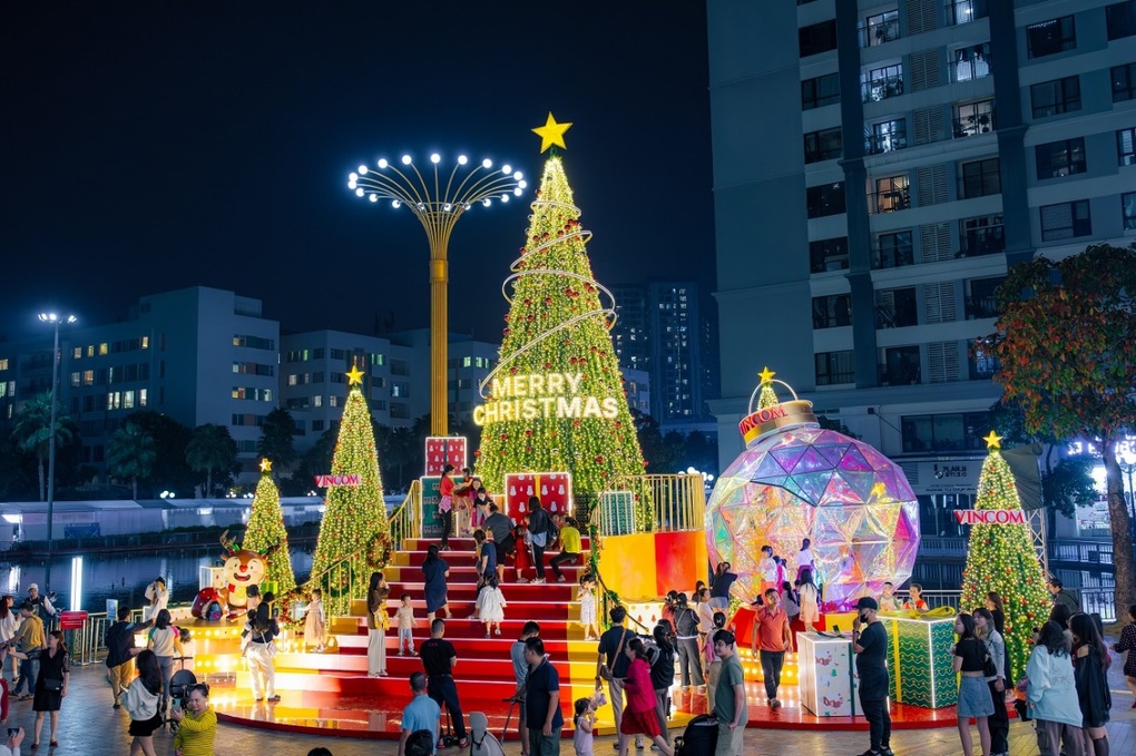 Sôi động lễ hội cuối năm nơi xứ sở diệu kỳ Toyderland cùng Vincom - 1 Sôi động lễ hội cuối năm nơi xứ sở diệu kỳ Toyderland cùng Vincom - 1