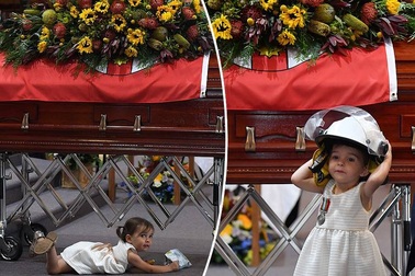 Đau thương hình ảnh bé gái vô tư chơi đùa trong lễ tang cha - một người lính cứu hỏa