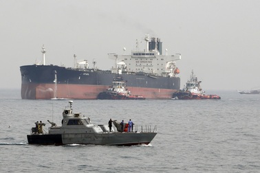 Iran bị nghi bắt tàu chở dầu “mất tích” tại eo biển Hormuz
