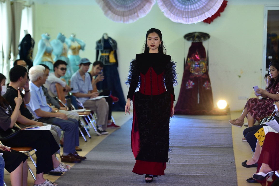 Màn trình diễn thời trang phi giới tính do sinh viên Hà Nội thiết kế - 7