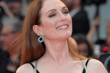 Julianne Moore đẹp ngỡ ngàng ở tuổi 57