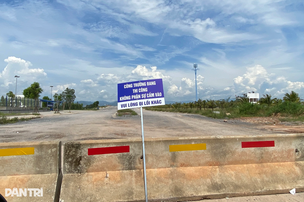 Đường vào bệnh viện bất ngờ bị chặn bởi rào bê tông - 3 Đường vào bệnh viện bất ngờ bị chặn bởi rào bê tông - 3