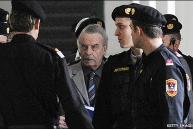 Những “khuất tất” trong vụ cha hãm hiếp, giam cầm con 24 năm ở Áo (1)