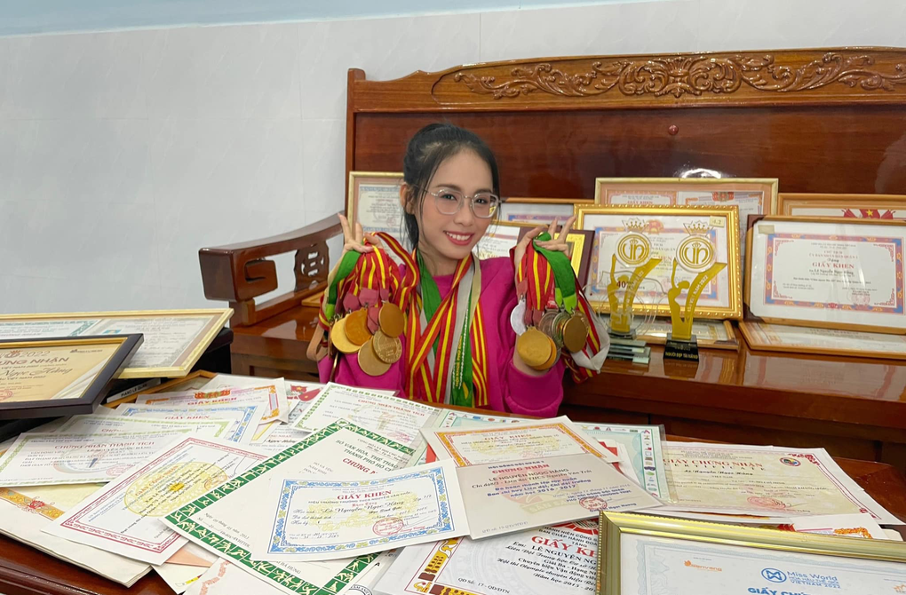 Á hậu Ngọc Hằng ngày càng gợi cảm và có thành tích học tập đáng nể - 2 Á hậu Ngọc Hằng ngày càng gợi cảm và có thành tích học tập đáng nể - 2