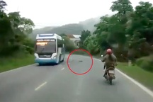 Tai nạn hy hữu khi xe máy bị... hành lí trên ôtô hạ gục