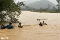 Bộ Chính trị lập 5 đoàn công tác, phân các địa phương chi viện miền Trung