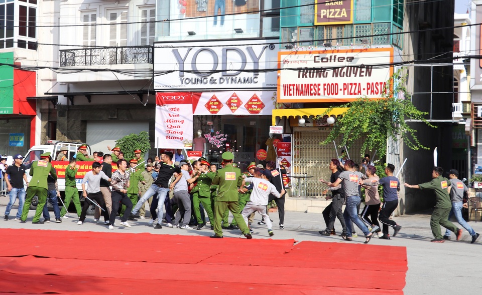 Công an nổ súng bắt giữ nhóm côn đồ đòi nợ trong tình huống giả định - 2 Công an nổ súng bắt giữ nhóm côn đồ đòi nợ trong tình huống giả định - 2