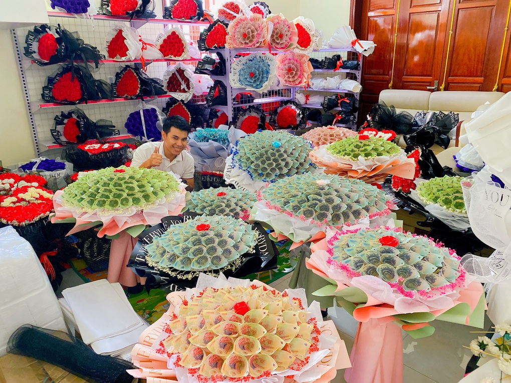 Bó hoa bằng tiền mặt giá trăm triệu đồng đắt khách ngày 20/10 - 3 Bó hoa bằng tiền mặt giá trăm triệu đồng đắt khách ngày 20/10 - 3