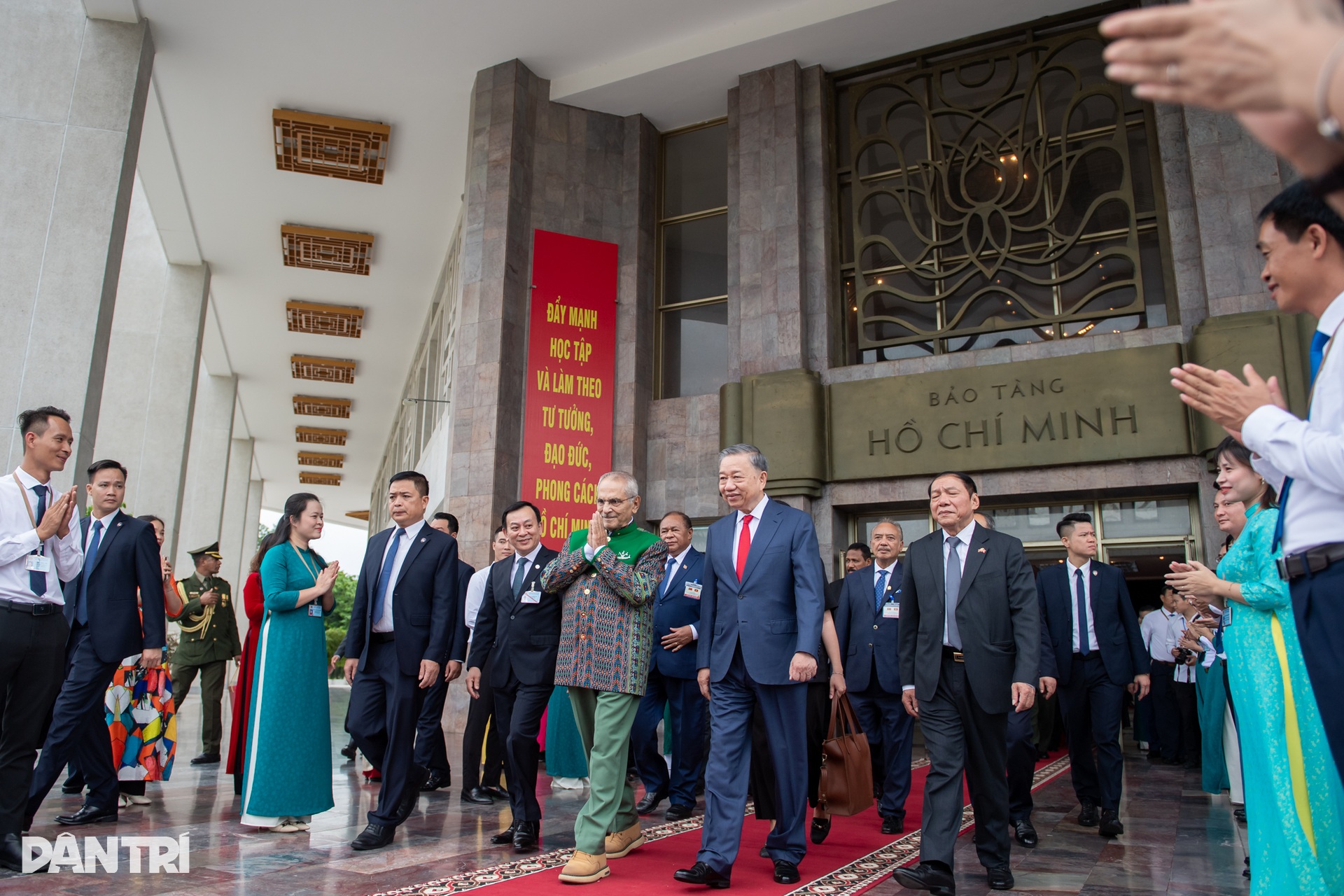 Chủ tịch nước Tô Lâm cùng Tổng thống Timor-Leste thăm Bảo tàng Hồ Chí Minh - 10 Chủ tịch nước Tô Lâm cùng Tổng thống Timor-Leste thăm Bảo tàng Hồ Chí Minh - 10